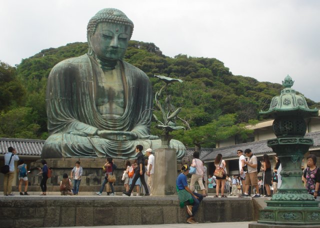 gut 13m hohe und 121t schwere Buddha-Statue in Kamakura