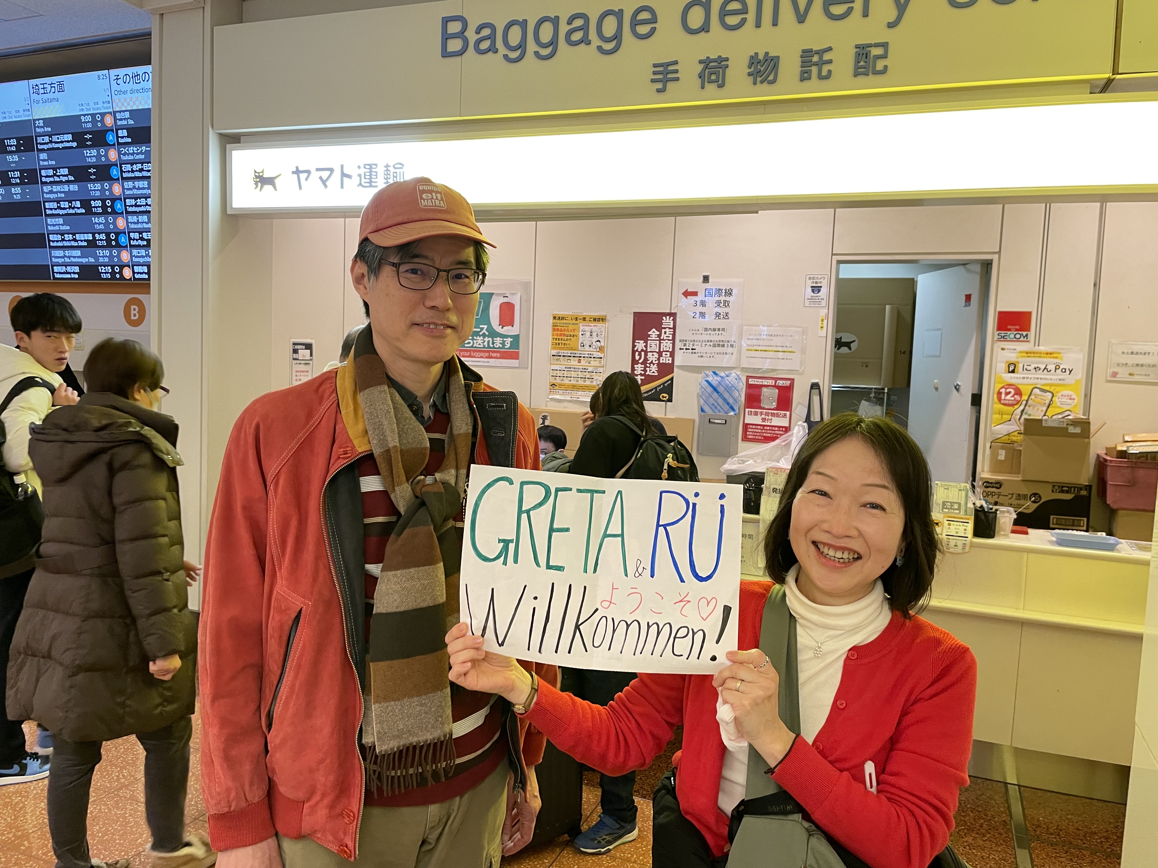 Willkommen durch Mika und Shinji am Kuroneko-Stand des Haneda-Flughafens